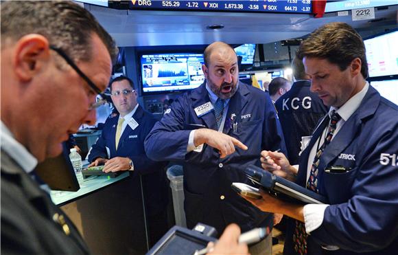 Wall Street: Dow Jones zaronio ispod 17.000 bodova