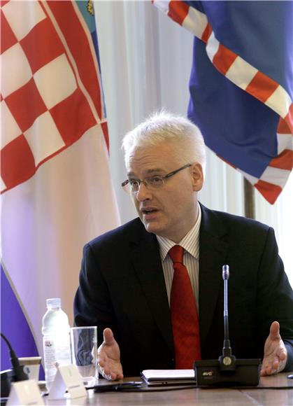 Josipović: država čini ono što može kako bi poslodavci redovito isplaćivali plaće