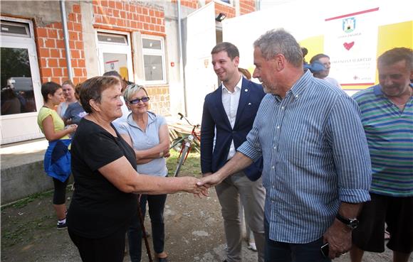 Gradonačelnik Bandić predao doanciju od 100 hladnjaka za stradale u poplavi 