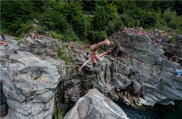 SWITZERLAND CLIFF DIVING 