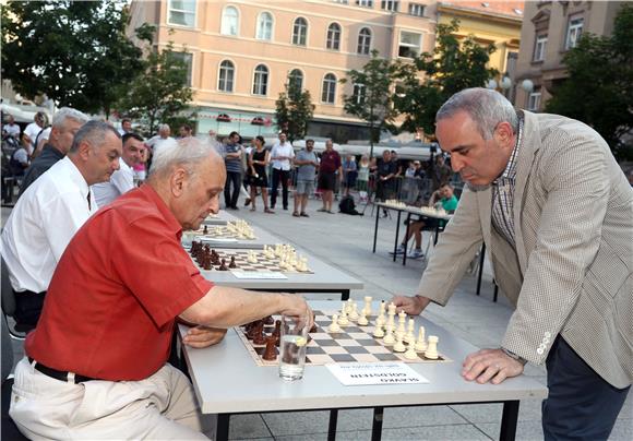 Gari Kasparov odigrao simultanku na Cvjetnom trgu