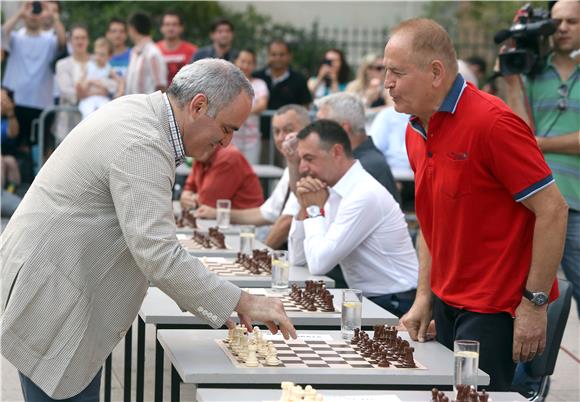 Gari Kasparov odigrao simultanku na Cvjetnom trgu