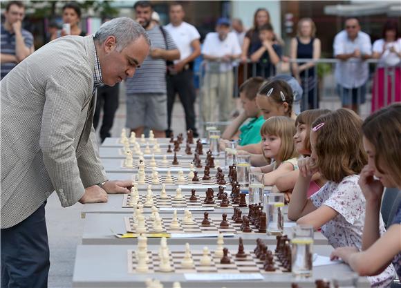 Gari Kasparov odigrao simultanku na Cvjetnom trgu