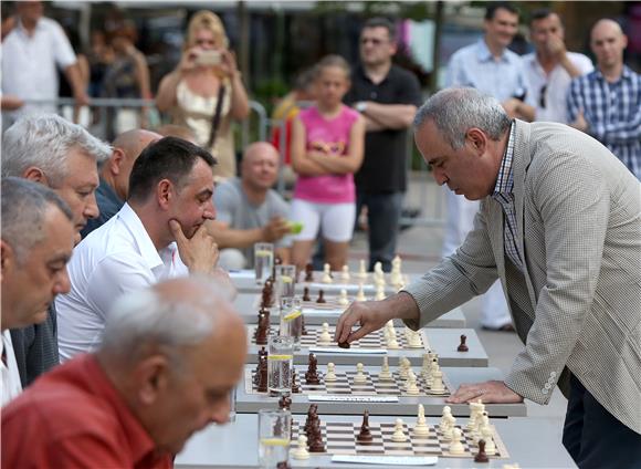 Gari Kasparov odigrao simultanku na Cvjetnom trgu