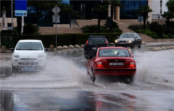 Nevrijeme i jaka kiša pogodile Zadar