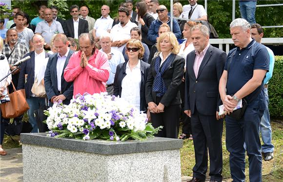 Zagrebački vijenac na romskom groblju kod Jasenovca 