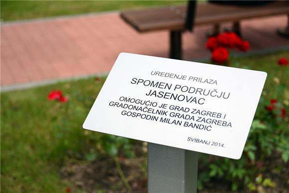 Zagrebački vijenac na romskom groblju kod Jasenovca 