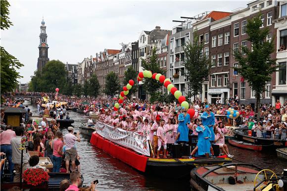 Amsterdam: sudionici Parade ponosa odali počast žrtvama MH17