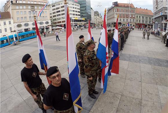 Mimohod pobjednika i podizanje zastave RH na Trgu bana Jelačića