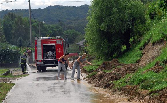 Karlovac: interventne i komunalne službe uklanjaju posljedice oluje