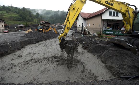 BiH: promet obustavljen na desetinama cesta, poplavljene stotine kuća