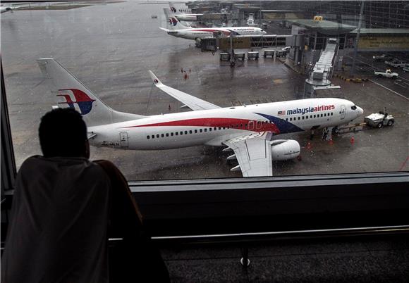 MALAYSIA AIRLINES SHARES SUSPENDED