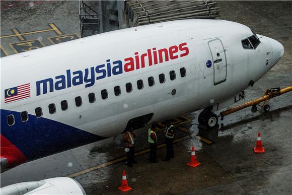 MALAYSIA AIRLINES SHARES SUSPENDED