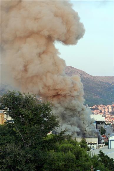 Split: veliki požar u radionici i skladištu Konstruktora 