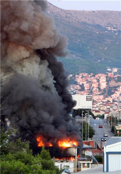 Split: veliki požar u radionici i skladištu Konstruktora 