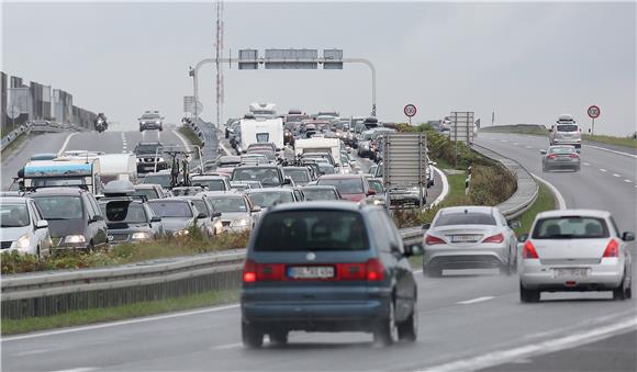 Na naplatnoj postaji Lučko kolone u oba smjera