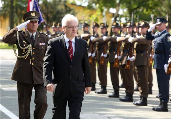 Predsjednik Ivo Josipović u obilasku HRZ i PZO u vojarni na Plesu