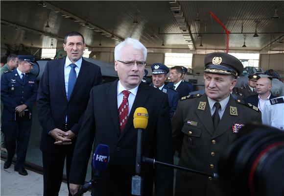 Predsjednik Ivo Josipović u obilasku HRZ i PZO u vojarni na Plesu