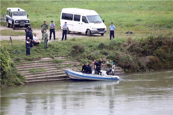 Policijska potraga za automobilom u rijeci Savi