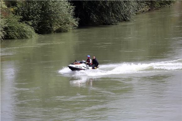 Policijska potraga za automobilom u rijeci Savi