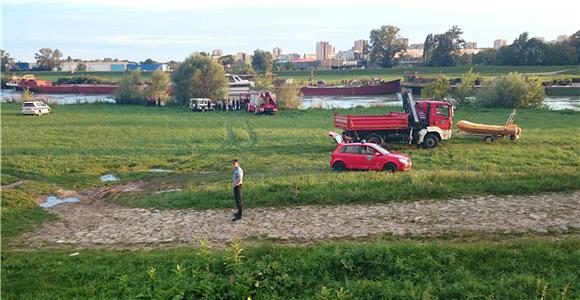 Ronioci pronašli neidentificirani automobil u Savi