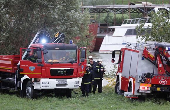 U tijeku izvlačenje olupine vozila iz rijeke Save