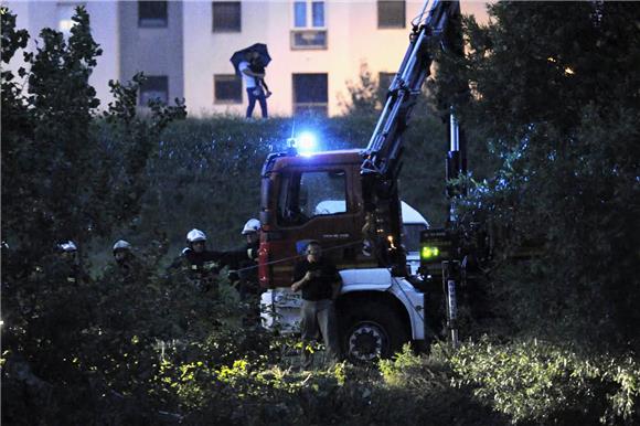 U tijeku izvlačenje olupine vozila iz rijeke Save