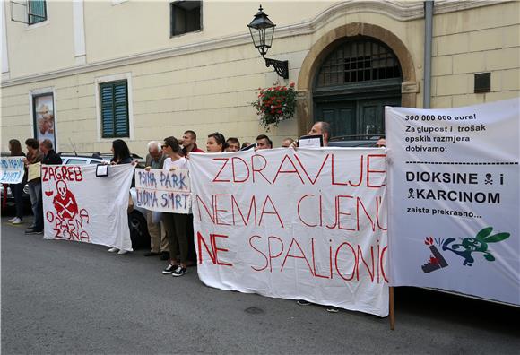 Performance Zelene akcije i  udruge Parkticipacija ispred zagrebačke Gradske skupštine