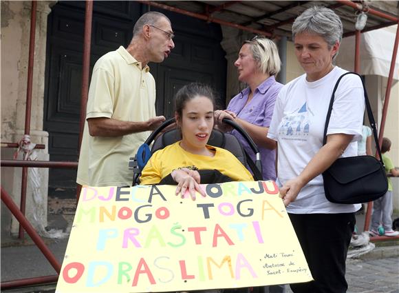 Prosvjed roditelja djece s teškoćama u razvoju s područja Vukovarsko-srijemske županije