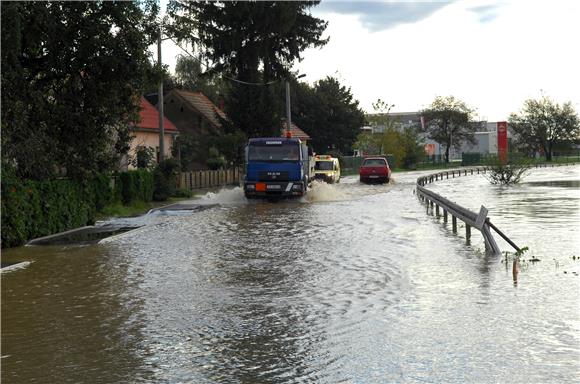 Poplava prijeti dijelovima Karlovca, građane se poziva da se uključe u obranu od poplave