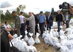 Milanovic, Josipovic visit embankment construction site in Karlovac