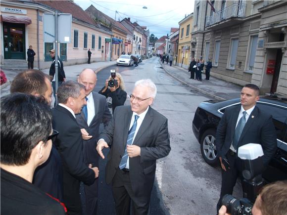 Josipović: za izborne slogane ima vremena