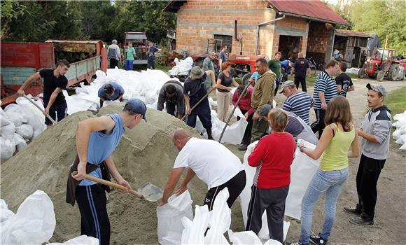 Zbog nadiranja Drave evakuirano 80-ak mještana romskog naselja