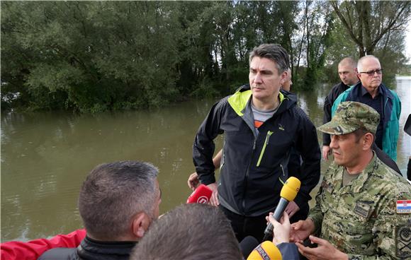 Premijer Milanović obišao poplavom ugrožena područja u Sisačko-moslavačkoj županiji