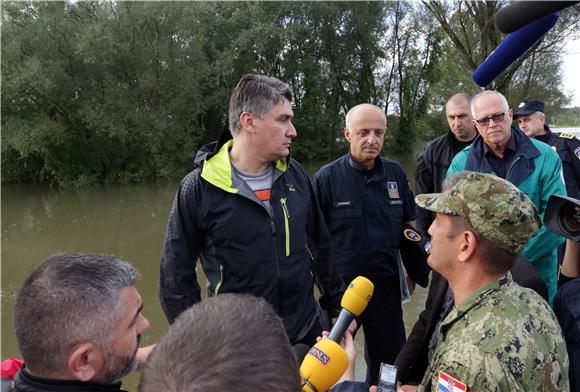 Premijer Milanović obišao poplavom ugrožena područja u Sisačko-moslavačkoj županiji