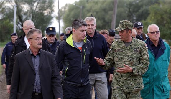 Premijer Milanović obišao poplavom ugrožena područja u Sisačko-moslavačkoj županiji