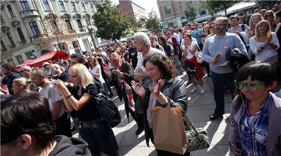 Prosvjed ''Raskinimo vatikanske ugovore''  na Cvjetnom trgu