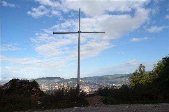 Srpska udruga logoraša iznad Sarajeva postavila križ