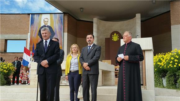 Hrg u Mariji Bistrici potpisao za referendum 'U ime obitelji'