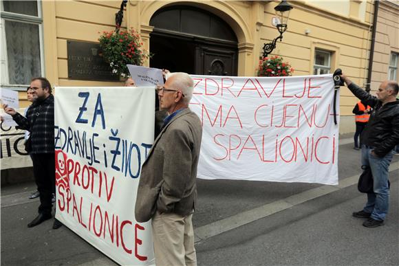 Prosvjed Zelene akcije i UZOR-a ispred zagrebačke Gradske skupštine