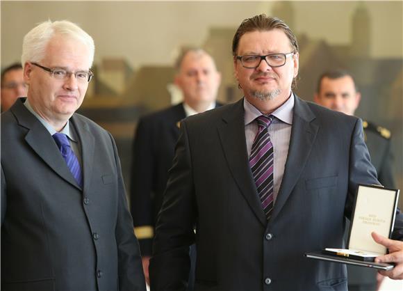 Josipović obitelji uručio odlikovanje posmrtno dodijeljeno Jovanu Sredojeviću