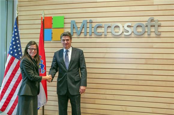 Hrvatska delegacija predvođena premijerom Milanovićem posjetila Microsoft