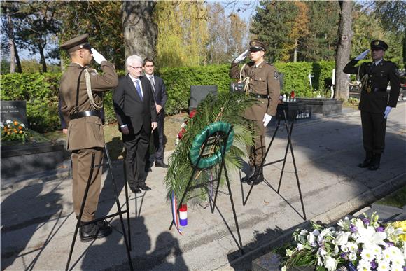 Josipović te izaslanstva Sabora, Vlade i SDP-a položili vijence na grobu Borisa Šprema