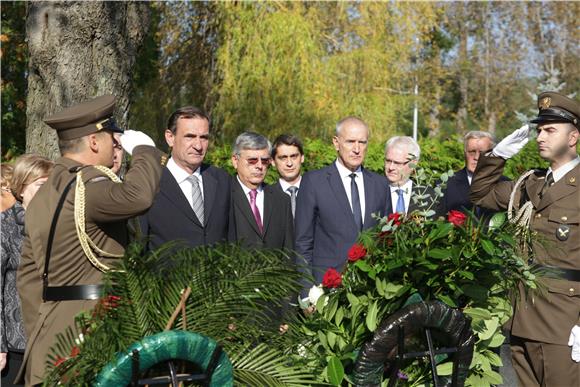 Josipović te izaslanstva Sabora, Vlade i SDP-a položili vijence na grobu Borisa Šprema