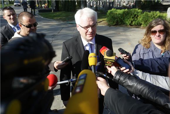 Josipović te izaslanstva Sabora, Vlade i SDP-a položili vijence na grobu Borisa Šprema