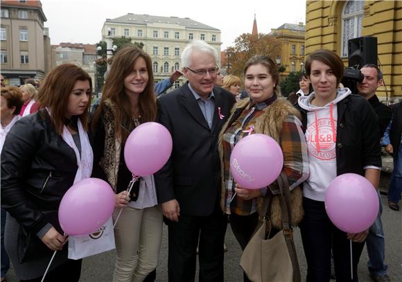 Predsjednik Josipović i Kolinda Grabar Kitarović na obilježavanju 'Dana ružičaste vrpce'