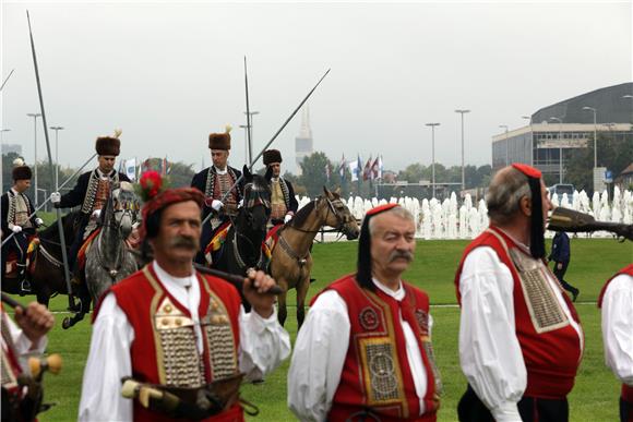 Sinjski alkari kod fontana u Zagrebu