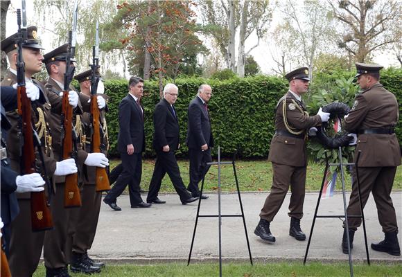 Državni vrh položio vijence na Mirogoju