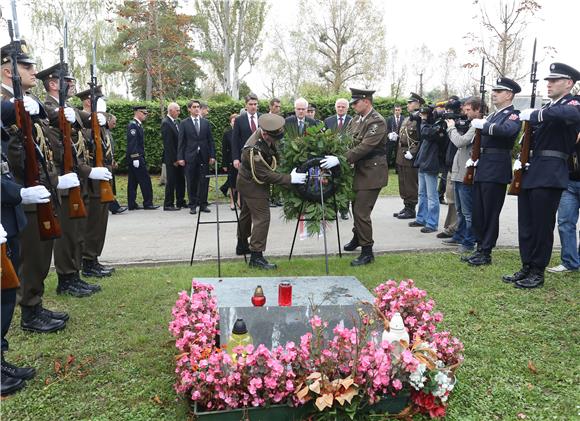 Državni vrh položio vijence na Mirogoju