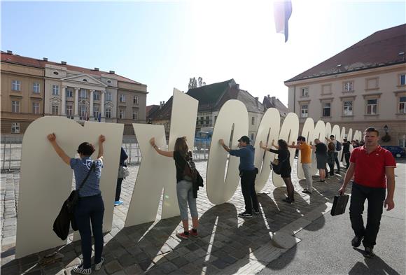 Pred Vladom održana akcija '80 000 000 000'